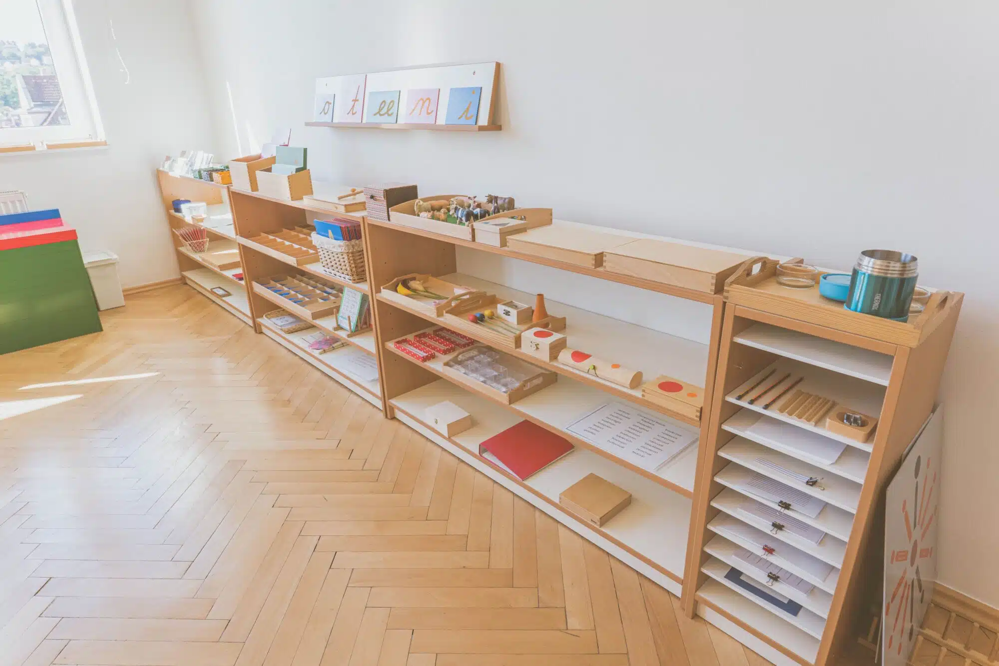 Dítě soustředěně pracuje s montessori pomůckami